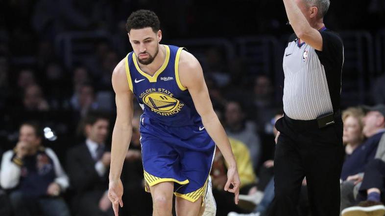 Klay Thompson (l.) hat sich im Final-Spiel seiner Golden State Warriors gegen Toronto Raptors schwer verletzt Klay Thompson (l.) hat sich im Final-Spiel seiner Golden State Warriors gegen Toronto Raptors schwer verletzt