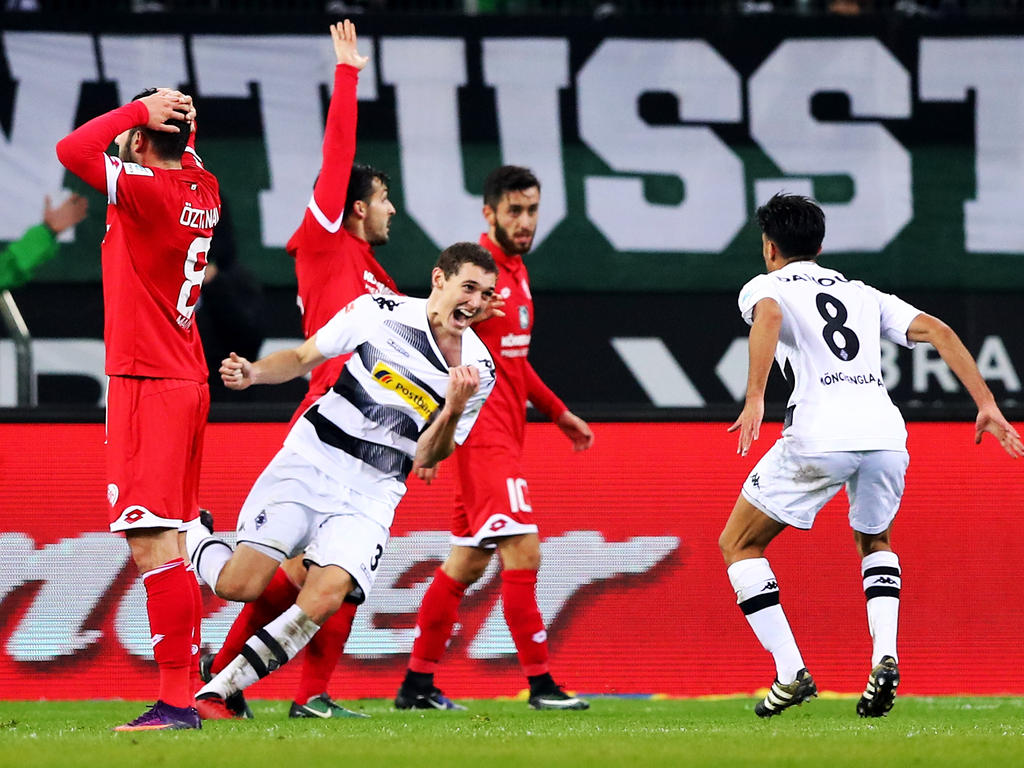 Andreas Christensen und Mo Dahoud von Borussia Mönchengladbach feiern den Treffer des Dänen gegen Mainz (11.12.2016).