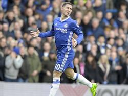 Eden Hazard vlak nadat hij via een machtige dribbel Chelsea op een 2-0 voorsprong heeft geschoten tegen Arsenal. (04-02-2017)