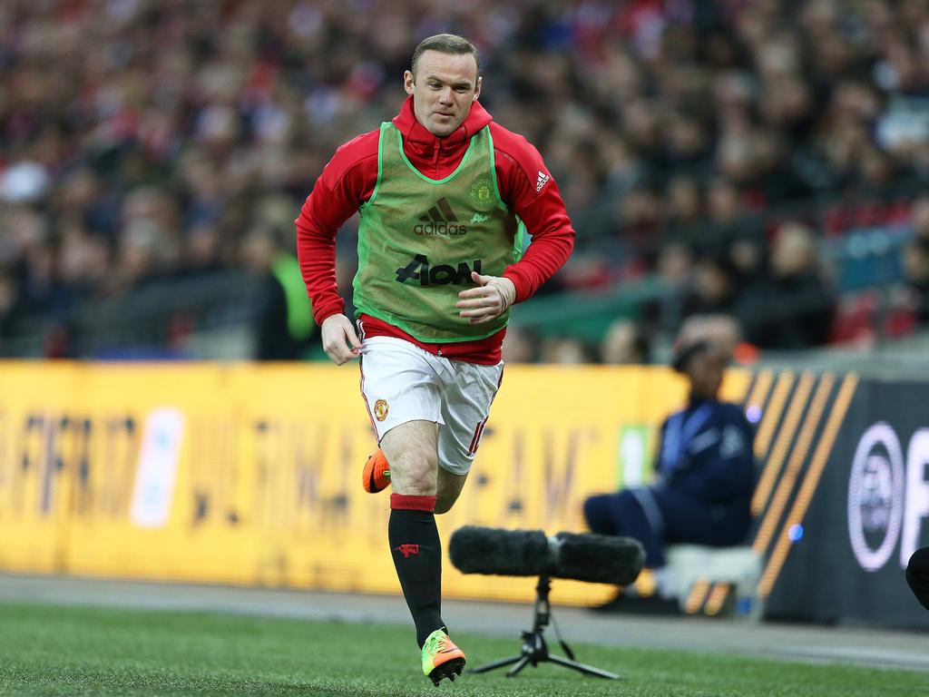 Wayne Rooney warmt zich op tijdens de finale van de League Cup. (26-02-2017)