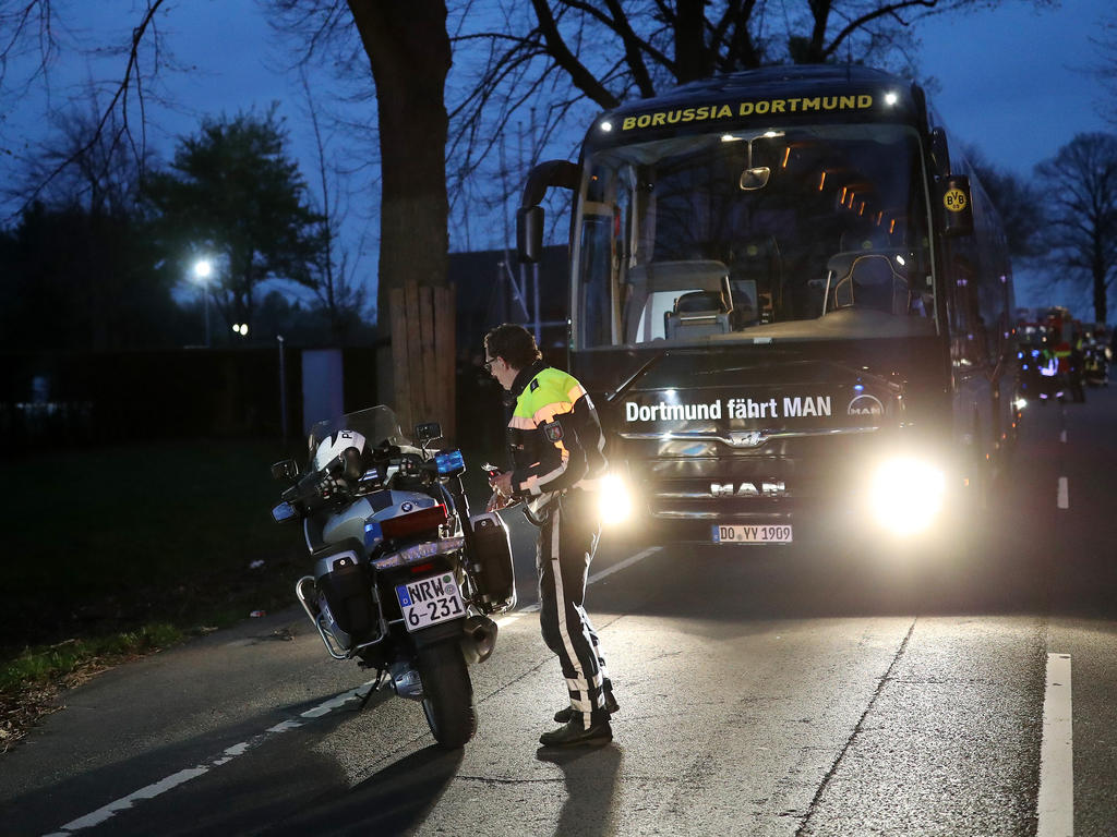 Bei der Detonation der Sprengsätze wurde ein Motorrad-Polizist verletzt Bei der Detonation der Sprengsätze wurde ein Motorrad-Polizist verletzt