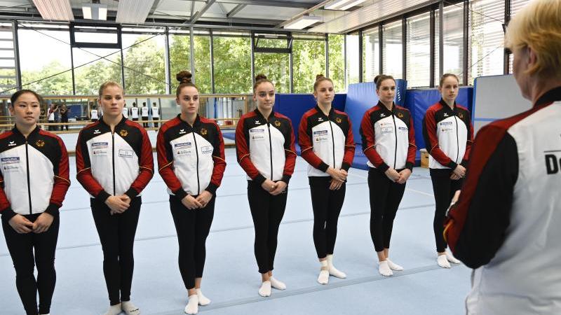 Das Frauen-Team für die WM: Trainerin Ulla Koch (r.) spricht zu den Turnerinnen (v.l.) Kim Bui, Elisabeth Seitz, Pauline Schäfer, Lisa Zimmermann, Emelie Petz, Sophie Scheder und Sarah Voss Das Frauen-Team für die WM: Trainerin Ulla Koch (r.) spricht zu den Turnerinnen (v.l.) Kim Bui, Elisabeth Seitz, Pauline Schäfer, Lisa Zimmermann, Emelie Petz, Sophie Scheder und Sarah Voss