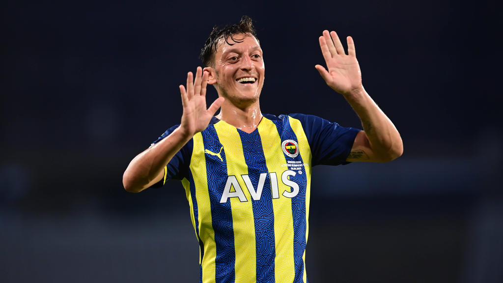 Mesut Özil trifft mit Fenerbahce in der Europa League auf Eintracht Frankfurt Mesut Özil trifft mit Fenerbahce in der Europa League auf Eintracht Frankfurt
