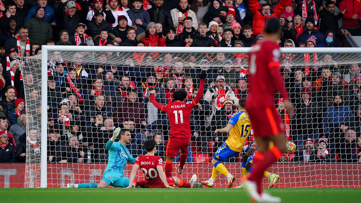 Die Szene zum 1:0 des FC Liverpool: Salah bejubelt Jotas Treffer