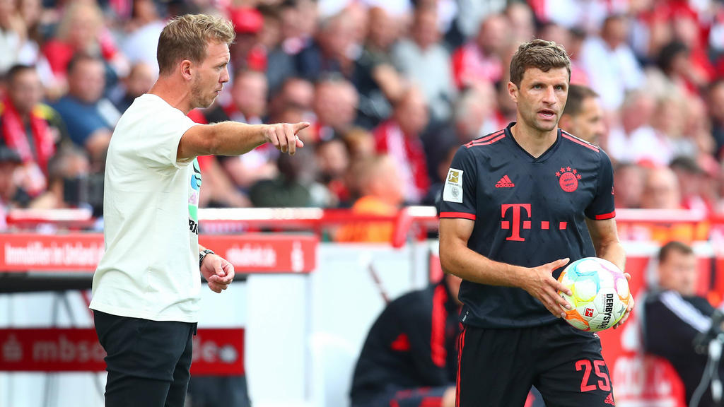 Julian Nagelsmann (l.) und der FC Bayern liegen ausnahmsweise mal nicht an der Tabellenspitze