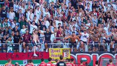 Fans des FC Augsburg haben einen Sonderzug organisiert