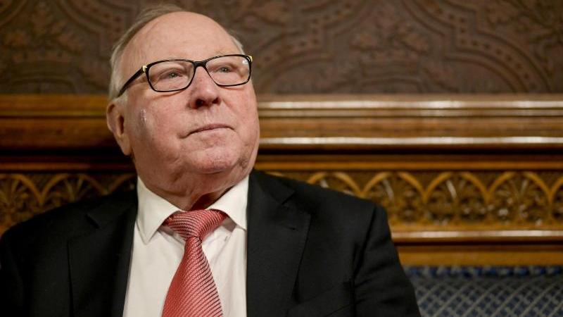 Uwe Seeler hatte sich bei einem Sturz an der Hüfte verletzt Uwe Seeler hatte sich bei einem Sturz an der Hüfte verletzt