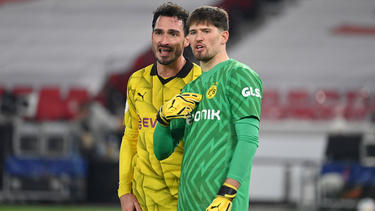 Gregor Kobel (r.) unterlag mit dem BVB beim VfB Stuttgart