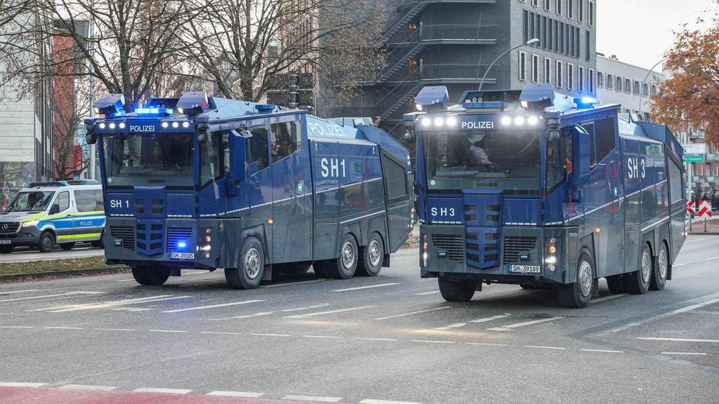 Beim Hamburg-Derby fuhr die Polizei schweres Gerät auf
