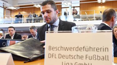 DFL-Geschäftsführer Marc Lenz wartet im Bundesverfassungsgericht auf den Beginn der Verhandlung