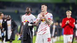 Castello Lukeba (l.) von RB Leipzig wird erneut beim FC Bayern gehandelt