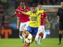 De goede seizoensstart van Cambuur geeft Mohamed El Makrini(m.) vleugels in het duel met PSV'er Joshua Brenet (31-08-2013) 