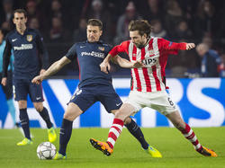 Aanvoerder Gabi (l.) van Atlético Madrid houdt PSV-middenvelder Davy Pröpper (r.) van de bal af tijdens de eerste wedstrijd van de achtste finale van de Champions League. (24-02-2016)