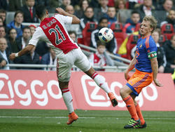 Dirk Kuyt speelt in de spits en is als vanouds erg ijverig. Hier wipt hij de bal langs Ajax-aanvaller Anwar El Ghazi heen. Ondanks de inzet van Kuyt verliest Feyenoord wel met 2-1. (07-02-2016)