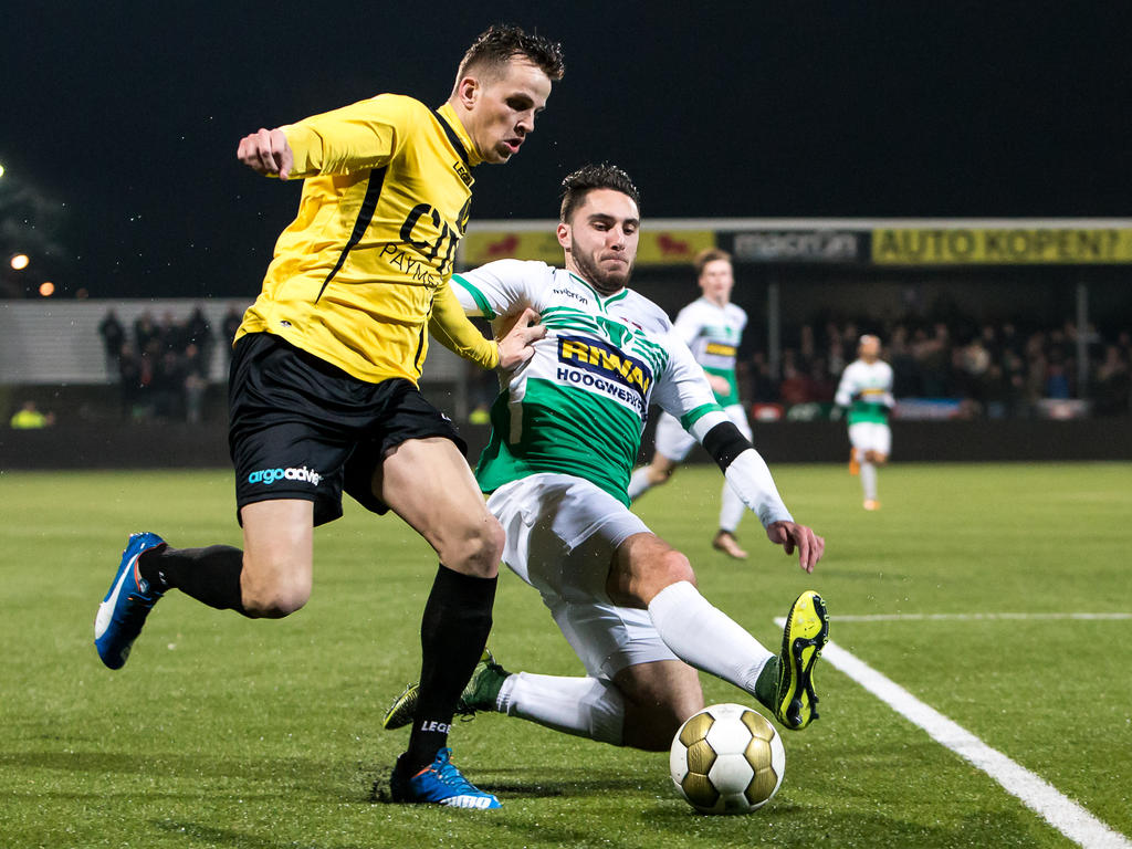 Arnaud De Greef (r.) probeert tijdens de wedstrijd FC Dordrecht - NAC Breda te voorkomen dat Mats Seuntjens (l.) een voorzet geeft. (05-02-2016)