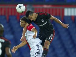Khalid Boulahrouz (l.) wordt tijdens Feyenoord - Beşiktaş door de lucht afgetroefd door Mustafa Pektemek. (30-7-2014)