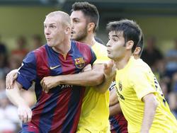 Víctor Ruiz (m.) grijpt Mathieu (l.) bij een hoekschop van FC Barcelona. (31-08-2014)