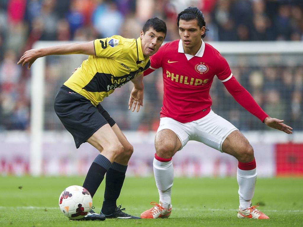 Stipe Perica (voor) houdt Karim Rekik van de bal in de wedstrijd PSV - NAC Breda. (03-05-2014)