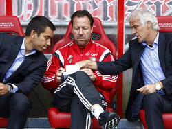 Giovanni van Bronckhorst (l), Jean-Paul van Gasten (m.) en Fred Rutten (r.) bespreken de tactiek tijdens de competitiewedstrijd FC Twente - Feyenoord. (31-08-2014)