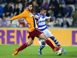 Kürşad Sürmeli (l.) probeert Caner Cavlan (r.) tijdens De Graafschap - Achilles'29 van de bal te zetten. (18-10-2014)