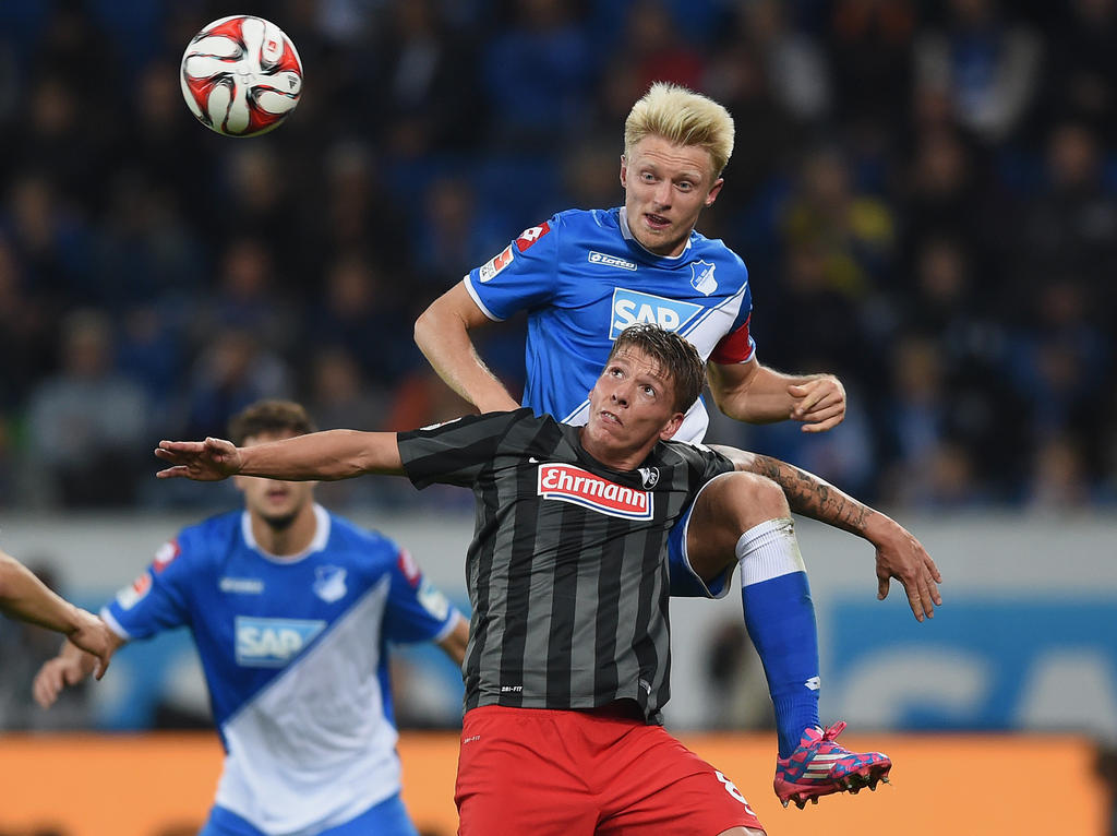Freiburgs Mike Frantz und Andreas Beck von Hoffenheim kämpfen im Kopfballduell um den Ball