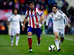 Isco (r.) van Real Madrid is Raúl Garcia van Atlético Madrid te snel af in de achtste finale van de Copa del Rey. (07-01-2014)