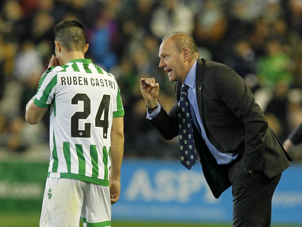 Pepe Mel da instrucciones a Rubén Castro durante el choque ante el Girona. (Foto: Imago)