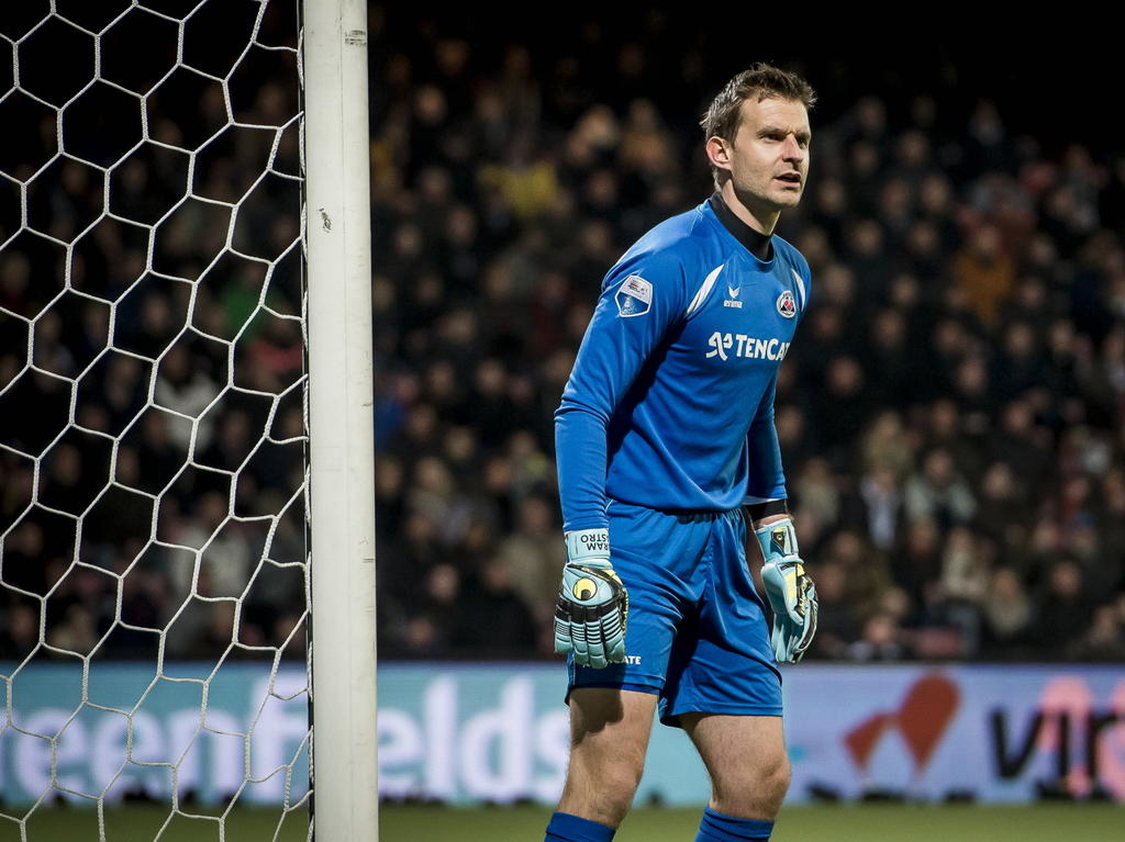 Bram Castro maakt in de thuiswedstrijd tegen Feyenoord zijn debuut voor Heracles Almelo. De Belg keept zijn honderdste wedstrijd in de Eredivisie. (14-02-2015)