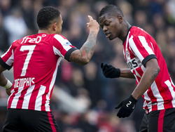 PSV speler Nicolas Isimat (R.) heeft de 2-1 gescoord, hij viert dat met ploeggenoot Memphis Depay (L.).