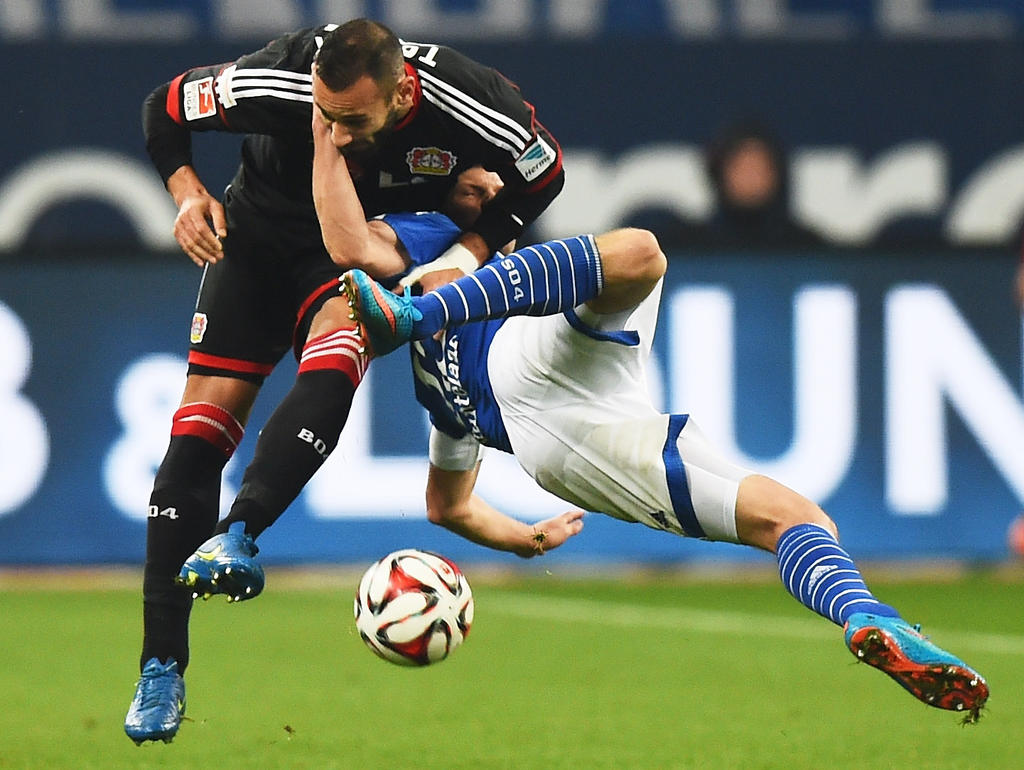 Huntelaar (dcha.) y Ömer Toprak luchan ferozmente por un balón durante el partido. (Foto: Getty)