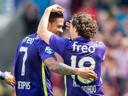 PSV-spelers Memphis Depay en Andrés Guardado vieren weer een doelpunt. (10-05-2015)