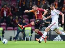 Lukas Podolski (r) traf für Galatasaray