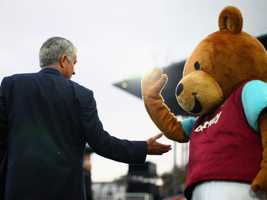 Zumindest das West-Ham-Maskottchen Monti Monkey durfte mit José Mourinho abklatschen