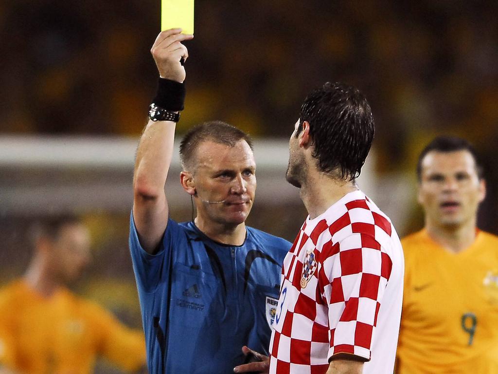 Graham Poll (l.) zeigte Josip Šimunić eine gelbe Karte zuviel