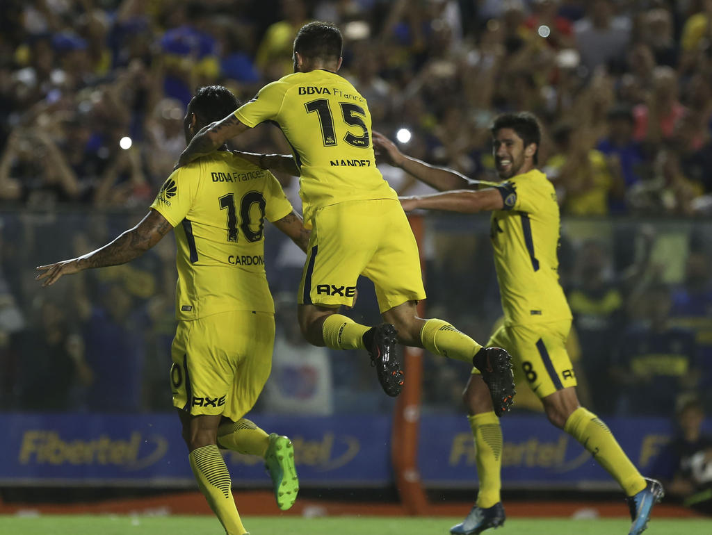 Los jugadores de Boca celebran la victoria en La Bombonera. (Foto: Getty)