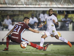 Gabigol adelantó al Santos con este tiro superando a Mariano Andújar. (Foto: Getty)