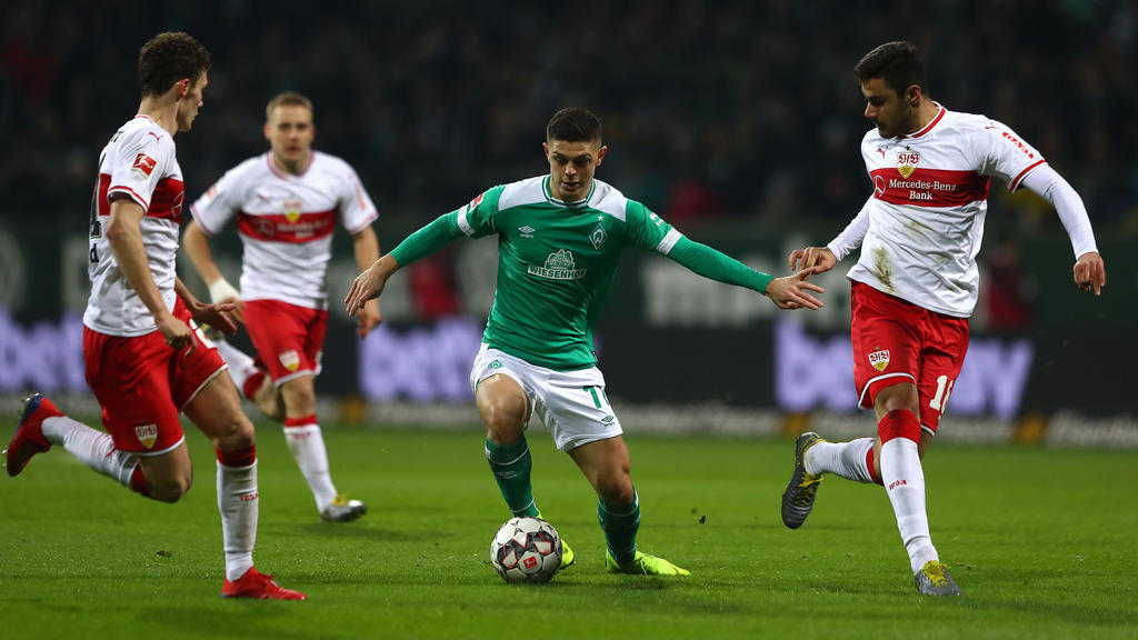 Kein Durchkommen für Bremens Milot Rashica (m.) Kein Durchkommen für Bremens Milot Rashica (m.)