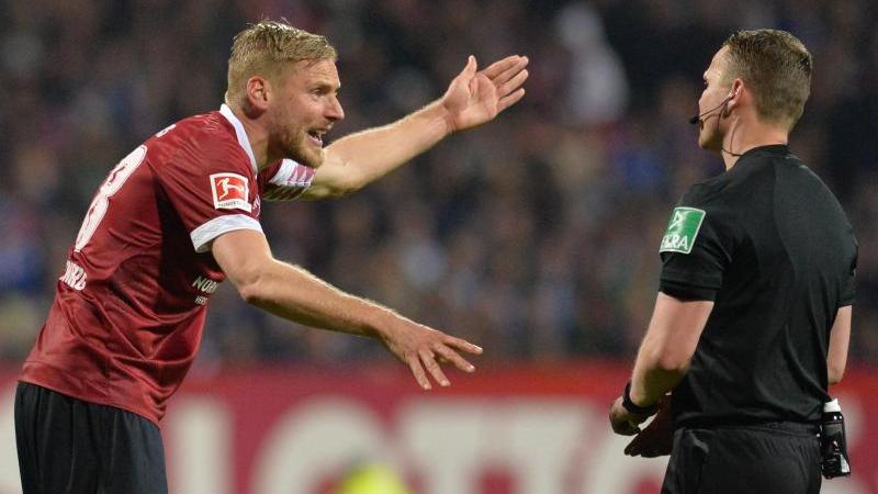 Hanno Behrens diskutiert mit Schiedsrichter Robert Kampka Hanno Behrens diskutiert mit Schiedsrichter Robert Kampka