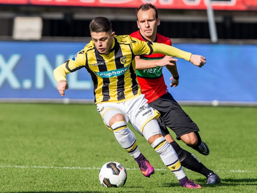 Vitesse-aanvaller Milot Rashica snelt weg van zijn directe tegenstander van NEC: André Fomitschow. (23-10-2016)