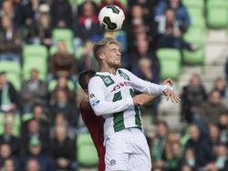 Tom van Weert (r.) wint een kopduel tijdens het competitieduel FC Groningen - AZ Alkmaar (23-10-2016).