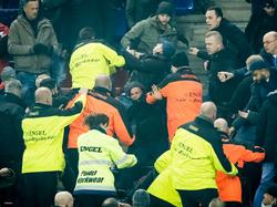 Fans van Feyenoord en Vitesse gaan op de vuist tijdens de kwartfinale tussen de clubs. Fans van de Rotterdammers zitten op de thuistribune. (26-01-2017)