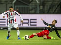 Willem II-speler Anouar Kali probeert met de bal langs Kevin Vermeulen van Excelsior te dribbelen. Laatstgenoemde doet een uiterste krachtsinspanning om de bal te ontfutselen bij Kali. (25-02-2017)