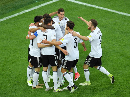 De Duitsers komen samen om het openingsdoelpunt van Lars Stindl te vieren. (02-07-2017)