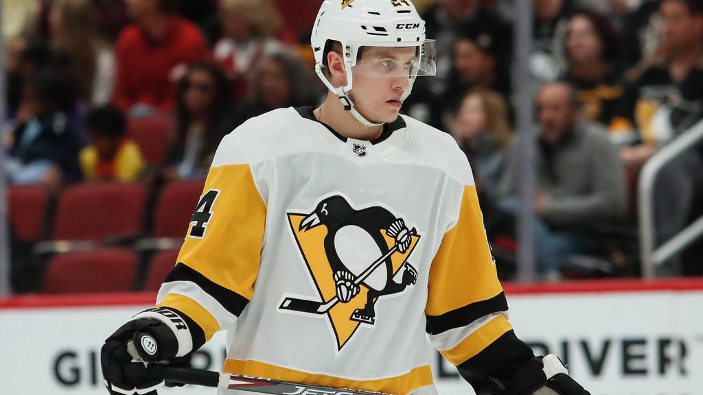 Dominik Kahun hat sich beim NHL-Duell mit den Boston Bruins verletzt Dominik Kahun hat sich beim NHL-Duell mit den Boston Bruins verletzt