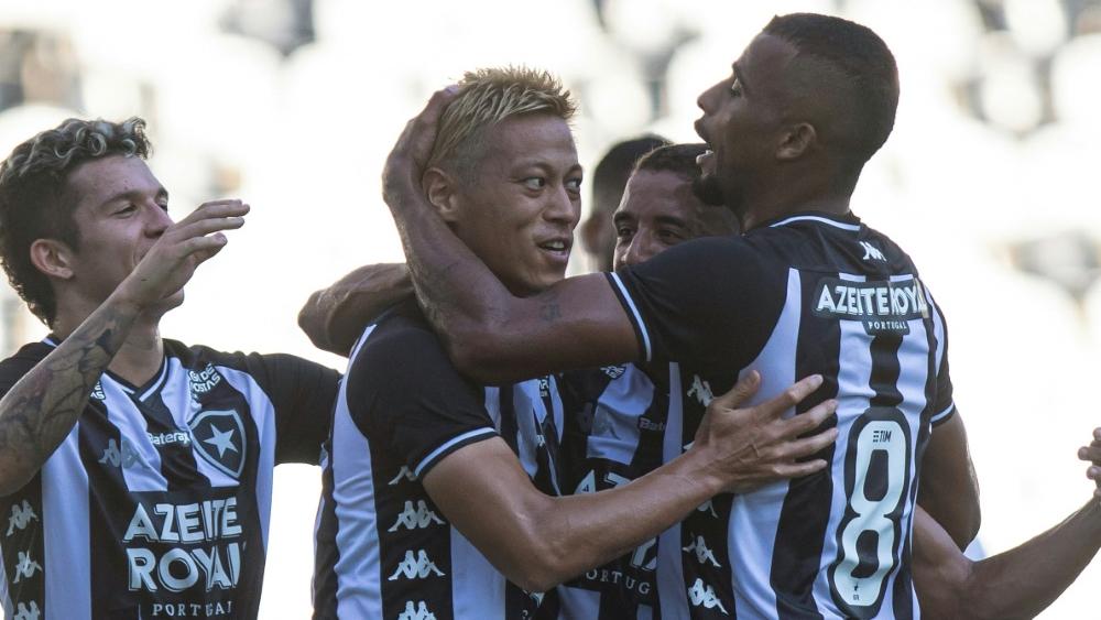 Keisuke Honda (M.) trifft per Foulelfmeter