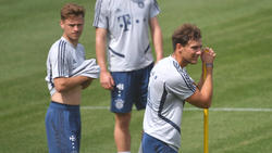 Joshua Kimmich (l) und Leon Goretzka haben die Spenden-Aktion "We kick Corona" initiiert