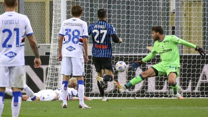 Genuas Morten Thorsby (2.v.l; am Boden) erzielt das zweite Tor seiner Mannschaft Genuas Morten Thorsby (2.v.l; am Boden) erzielt das zweite Tor seiner Mannschaft