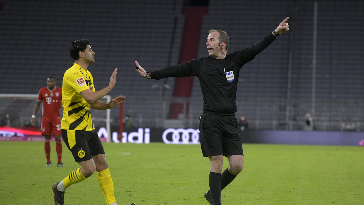 Schiedsrichter Marco Fritz pfeift das Spitzenspiel zwischen dem FC Bayern München und Borussia Dortmund