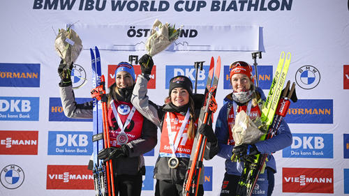 Wierer (M.) und Herrmann-Wick (r.) bejubelten in der letzten Saison ihre Podestplätze in Östersund
