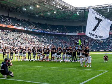 Mönchengladbach feiert nach dem Unentschieden gegen Frankfurt den Verbleib in der Bundesliga